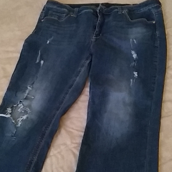 Melissa McCarthy Distressed Jeans - Picture 2 of 3